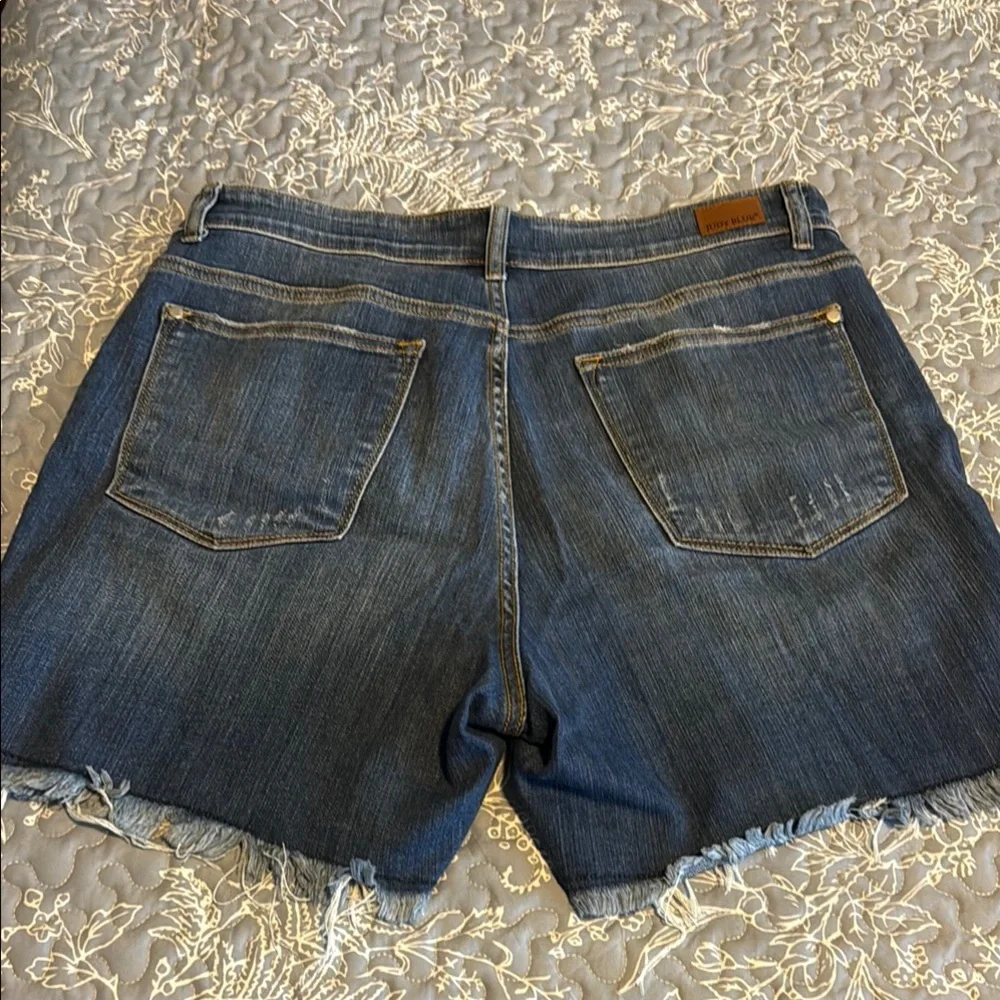 Judy Blue Blue Distressed Jean Shorts Raw-Edge Hem - Picture 4 of 4